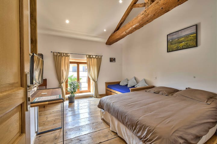 დიდი 160 × 200 საწოლი გამოსაწევი საწოლით 2 ბავშვისთვის