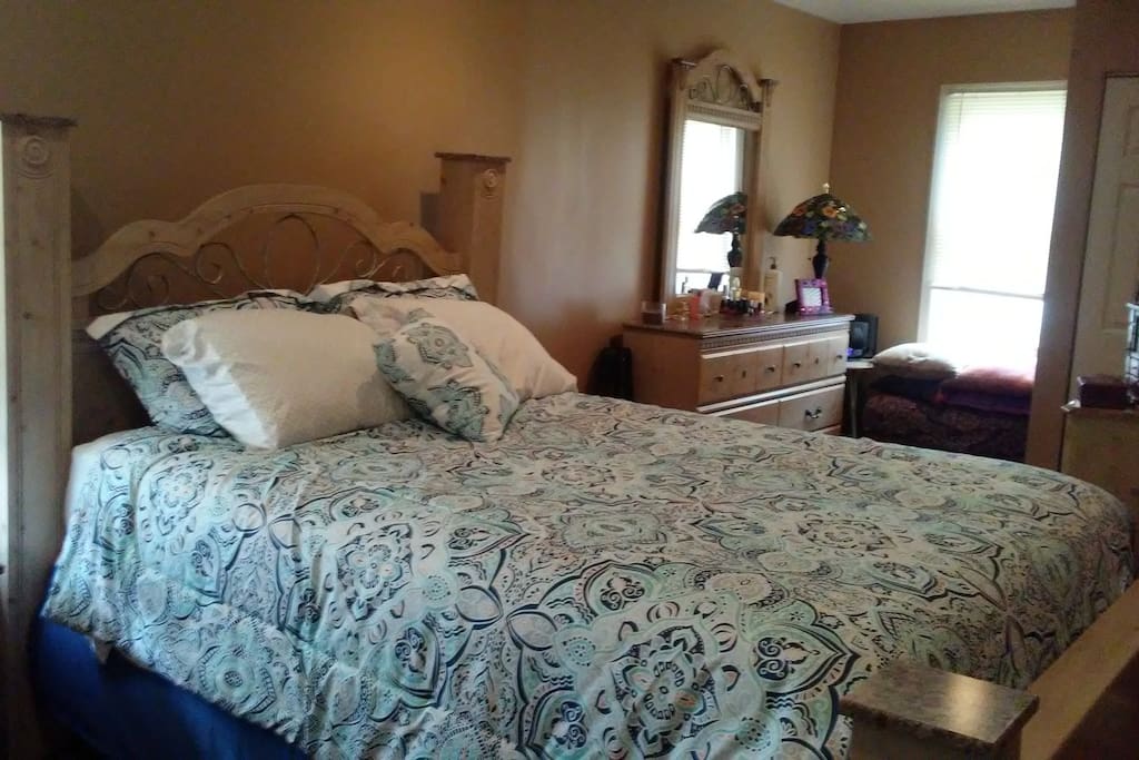 Master bedroom-queen size bed