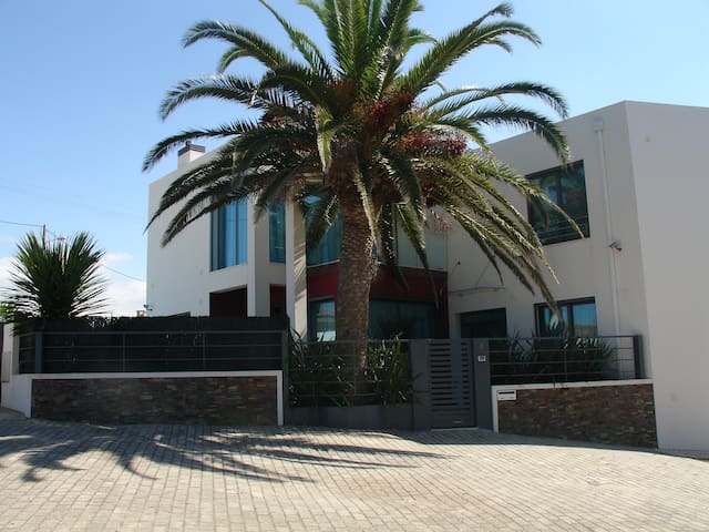 Luxury house w/pool+jacuzzi+games