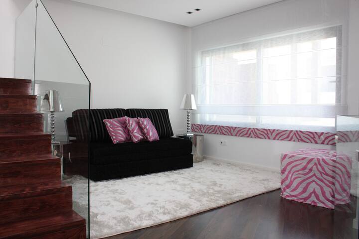 Luxury house w/pool+jacuzzi+games gallery image 5