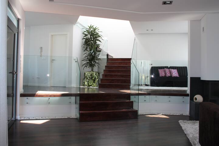 Luxury house w/pool+jacuzzi+games gallery image 4