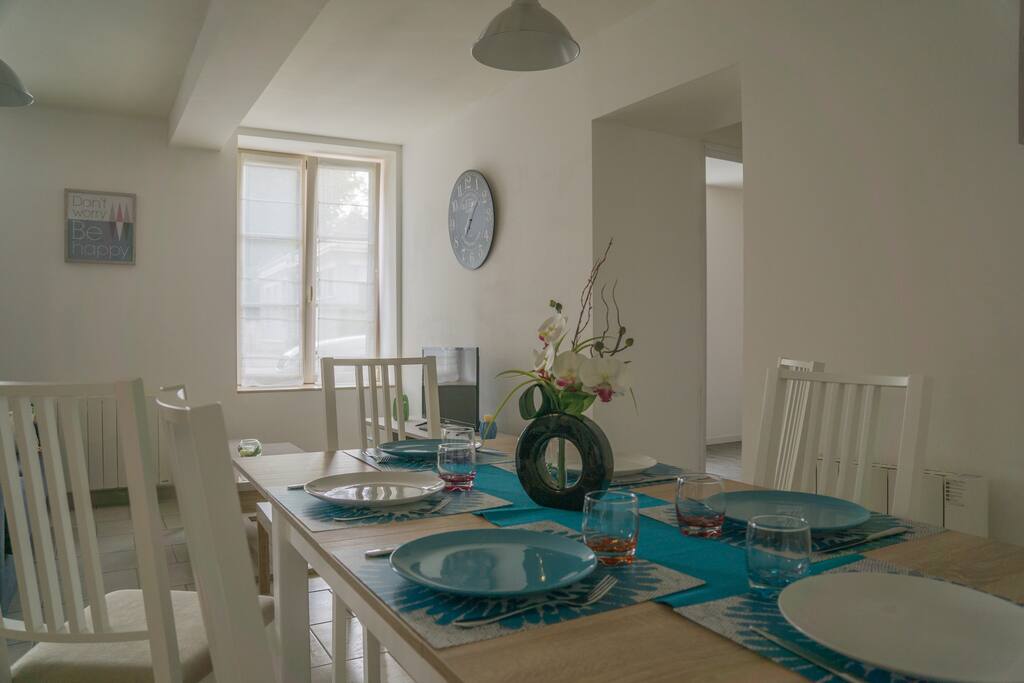 Espace salle à manger pouvant accueillir 6 personnes.