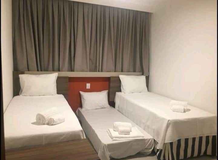 ห้องพักพร้อมเตียงเดี่ยว 02 หลังและเตียงเสริม 1 หลัง