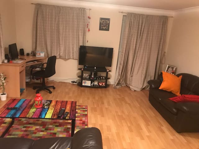 Double Bedroom with En-suite and Free Car Park