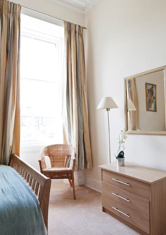 Fabulous 4 Bedroom Festival Meadows Flat