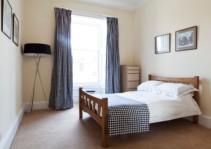 Fabulous 4 Bedroom Festival Meadows Flat gallery image 2