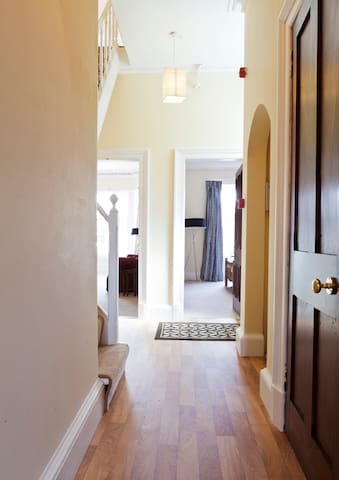 Fabulous 4 Bedroom Festival Meadows Flat gallery image 3