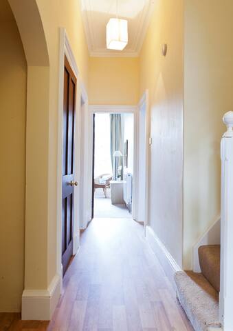 Fabulous 4 Bedroom Festival Meadows Flat gallery image 5