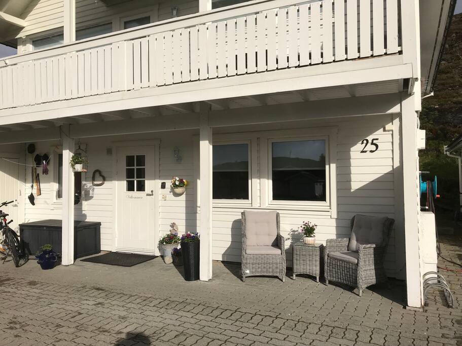 Viser sittegruppe utenfor leiligheten. Lun plass.