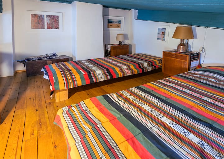 厨房上方的第二间阁楼卧室配有2张1米宽单人床。