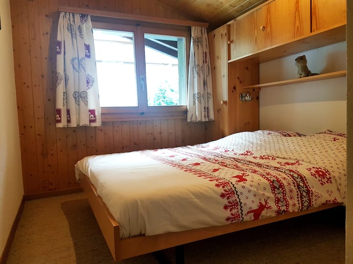 Chumba cha kulala na kitanda mara mbili na bafuni en-suite. Kaskazini inakabiliwa