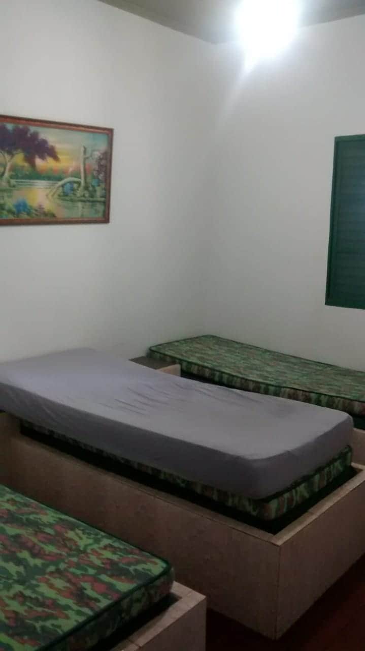 Toto je jedna z 2 spoločných spální na ranči s 3 samostatnými lôžkami, kde sú k dispozícii aj 4 náhradné matrace, ak prídu viac ako len ľudia.