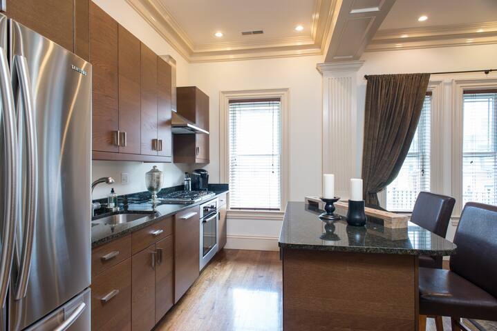 3BR / 2BA + Prvt Deck in Back Bay gallery image 3