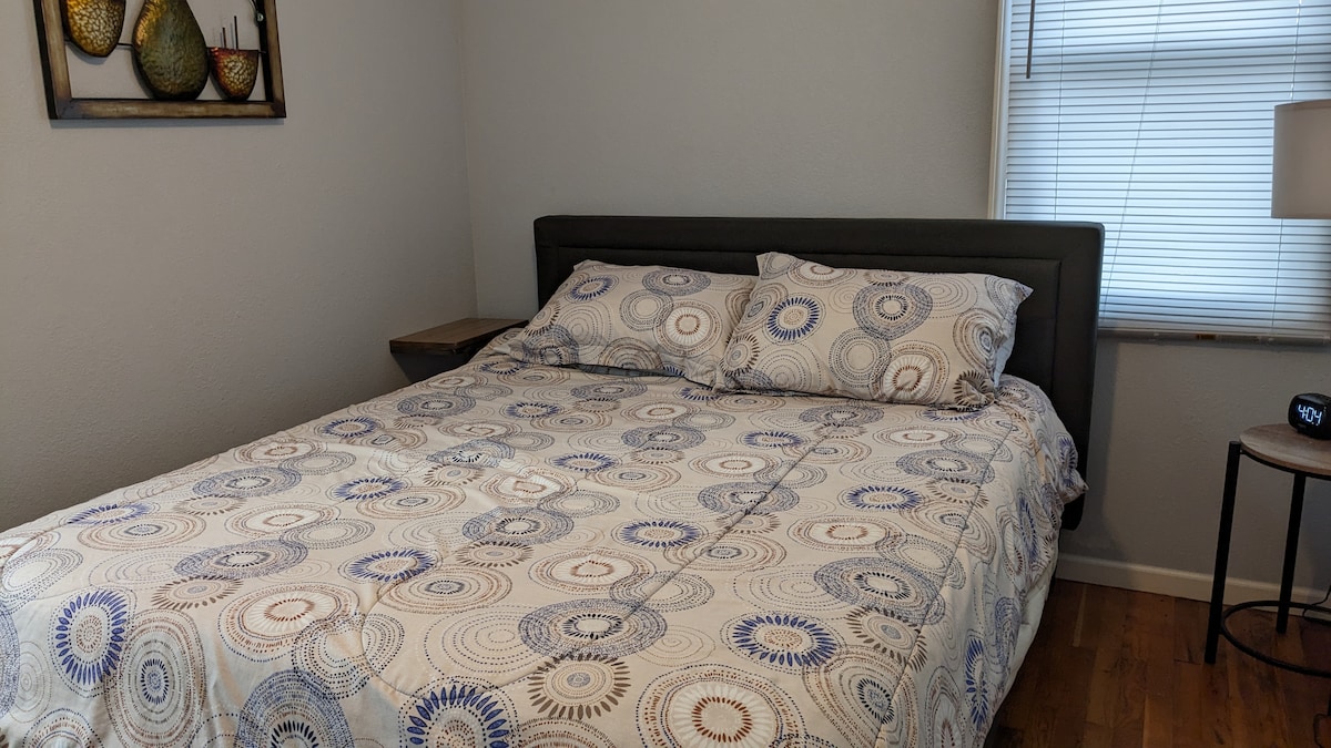 Habitación en el piso principal con cama tamaño queen.