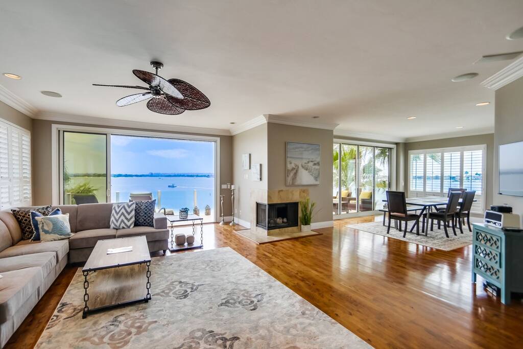 Very Spacious livingroom and dining area with 180 degree views