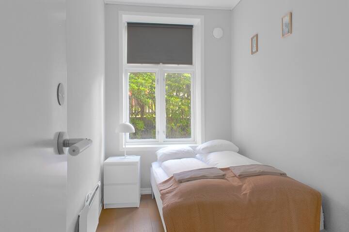 Private Room in a Quiet and Central Location. SM41