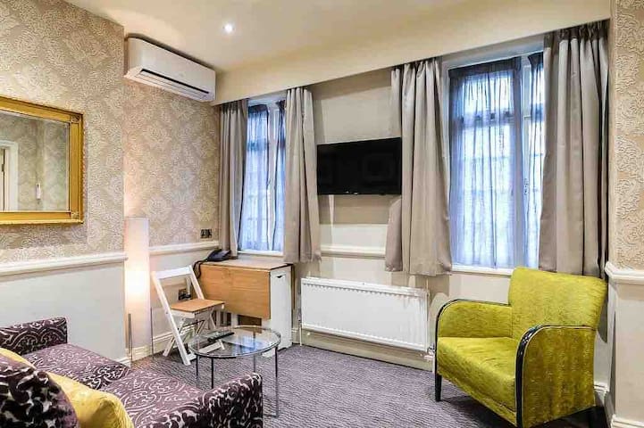 2 Bed/2 Bath Entire Flat, Sky TV, Air Con gallery image 4