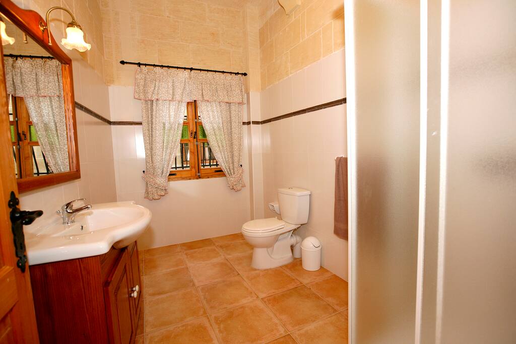 En-suite showeroom to Azure Window