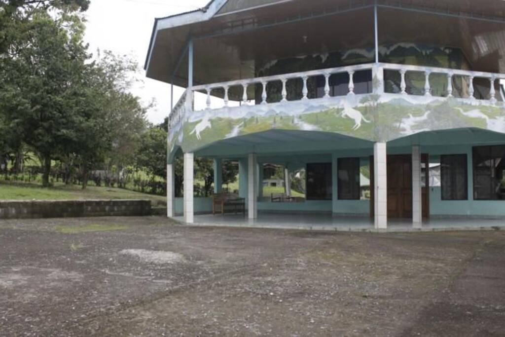 amplió parqueo