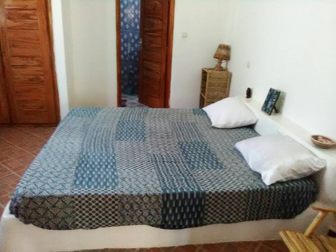 ห้องนอนด้านซ้ายพร้อมเตียงคิงไซส์