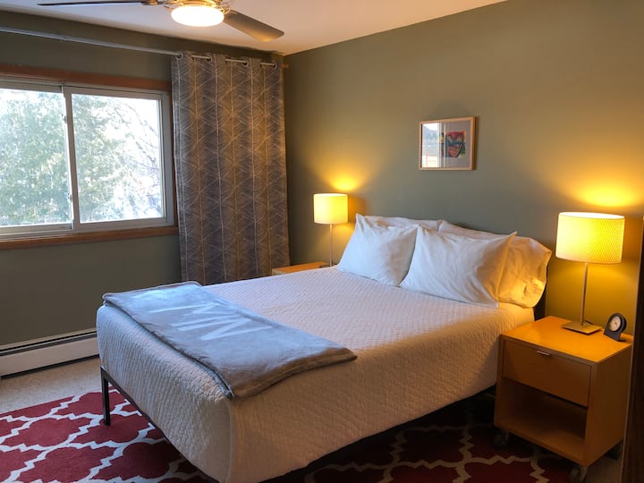 Bedroom has 14” queen memory foam mattress for your dreamy sleep. Bed is dressed with 100% cotton sheets and quilt.  Wake up with to sunrise and river views or use the blackout curtains to sleep in. There is a ceiling fan. 