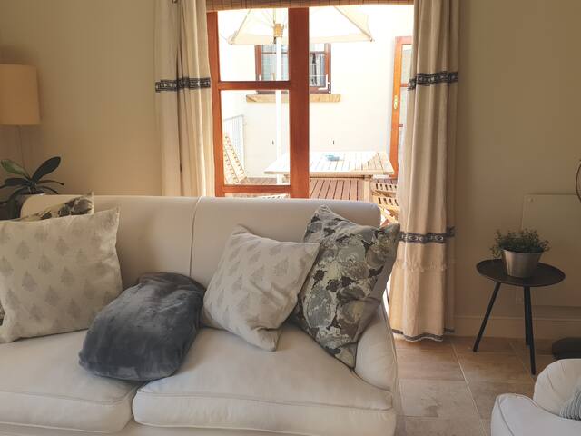 Bishopscourt Mountain view Apartment in leafy area gallery image 3