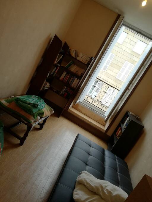 Chambre meublée avec vue sur balcon