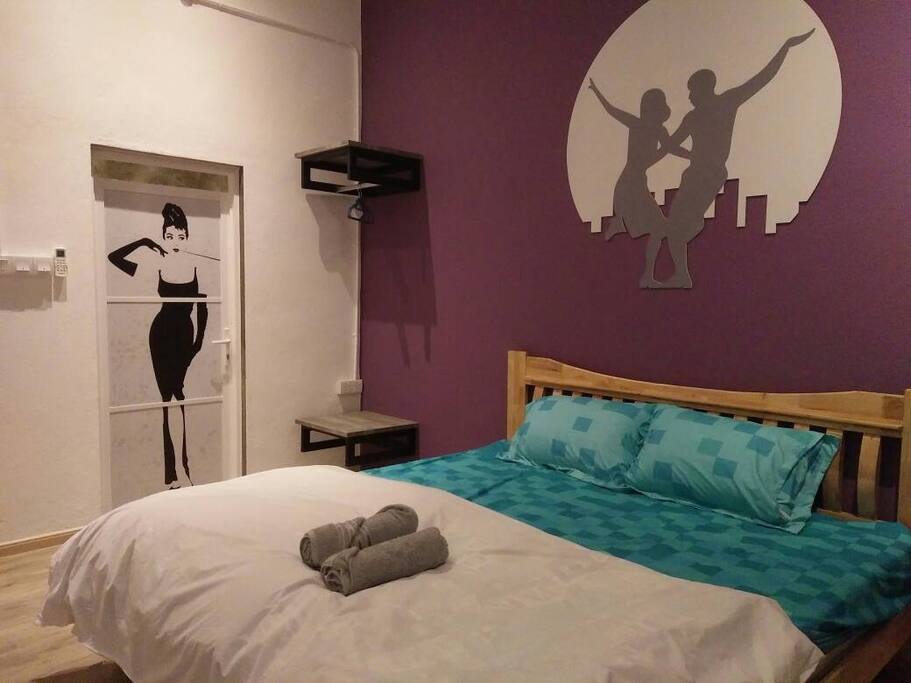 Hall 1 with king bed; romantic theme.