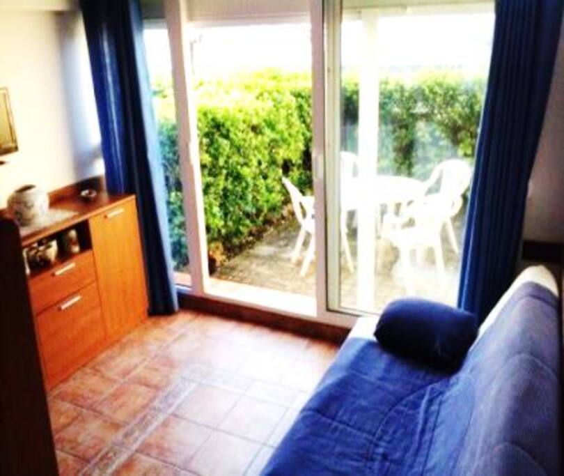 Salon ouvrant sur terrasse vue sur mer