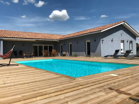 200 m2 villa with swimming pool 500 m from the ocean .