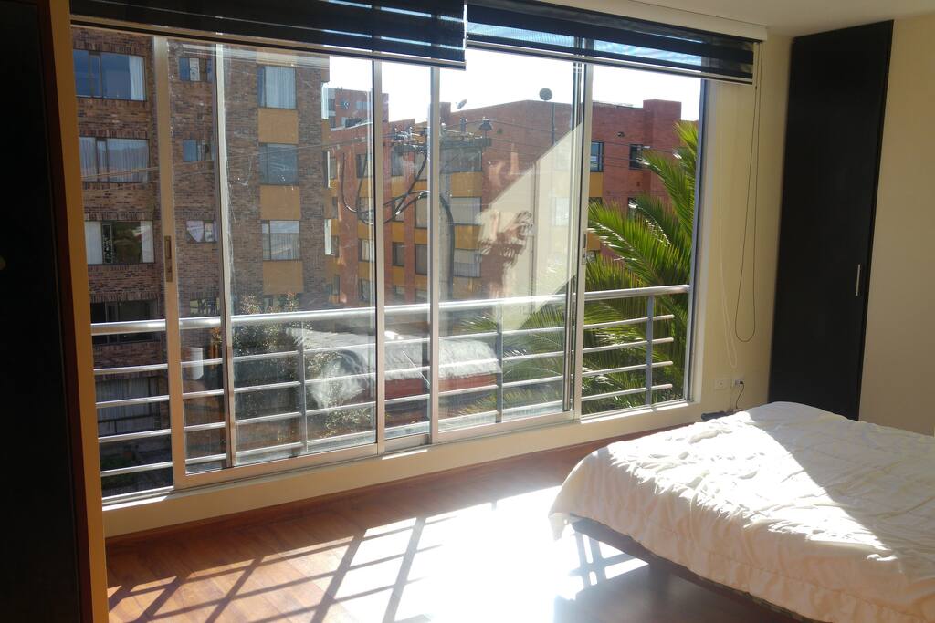 Habitación principal bien iluminada. Amplias ventanas de piso a techo. Hermosa vista de amanecer / atardecer.