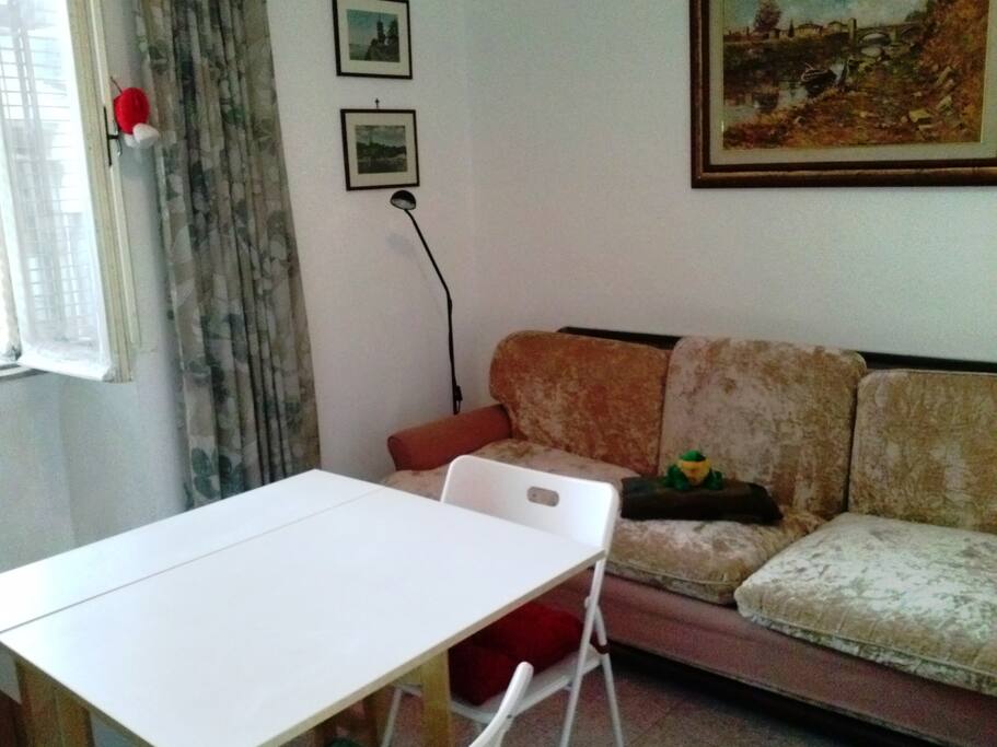 dettaglio tavolo allungabile, divano letto