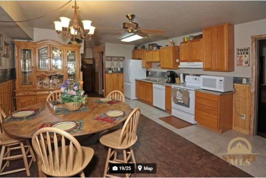 PALISADES kitchen and dining area
