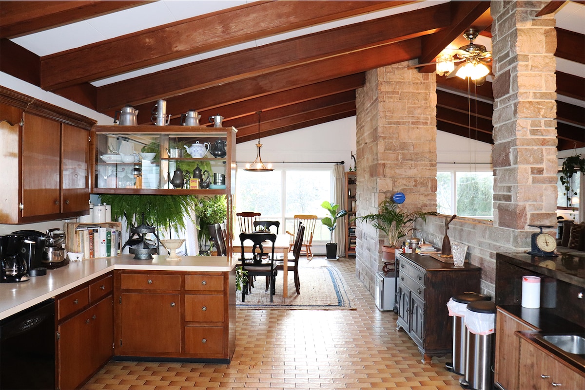 Historic 1873 Farmhouse Near Vineyards & Orchards - Houses