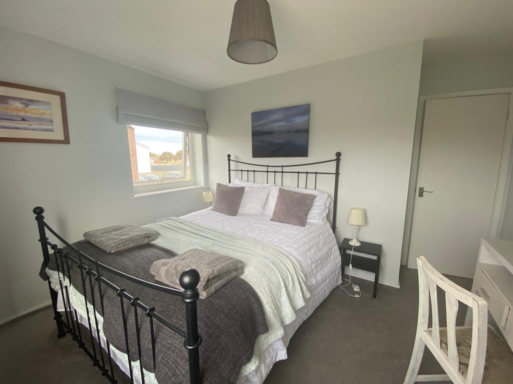 Comfortabele kingsize bed,
tv en kledingkast 