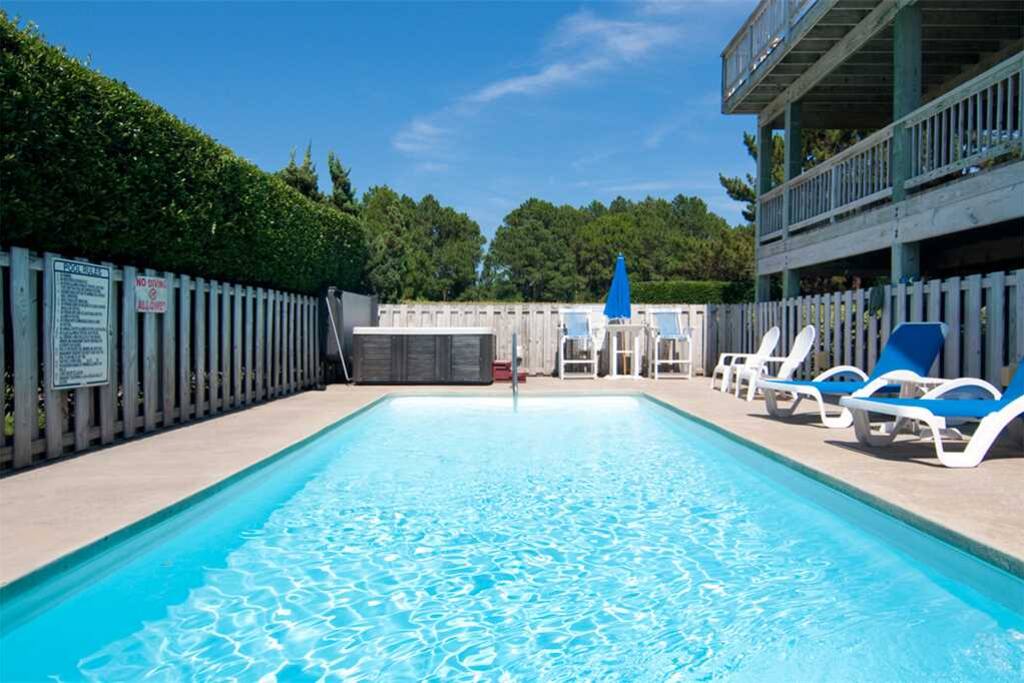 CL537: It's A Wonderful Life | Pool Area
