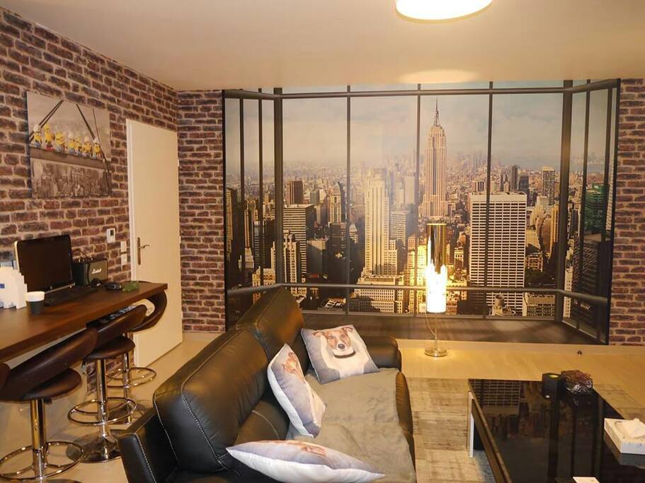Salon et bar à gauche pour repas