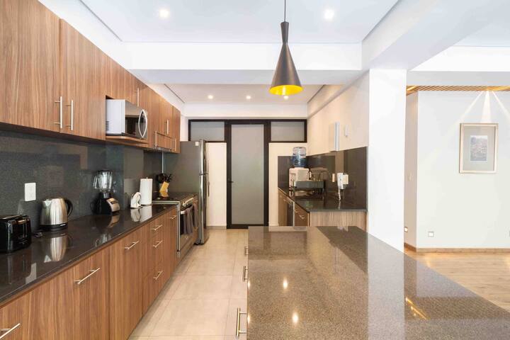 Outdoor Patio Luxury 3BD Apartment gallery image 4