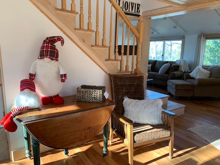 Al entrar en la cabaña, hay alguien que te dará la bienvenida. 