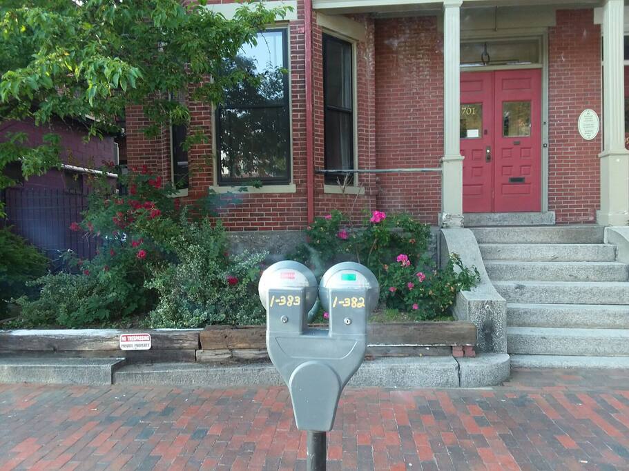 There are plenty of spaces right in front of the building to park.