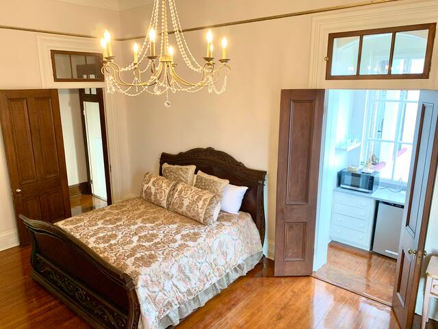 NEW! Private 2-BR Lanaux King Ste w/balcony Fr.Qtr gallery image 3