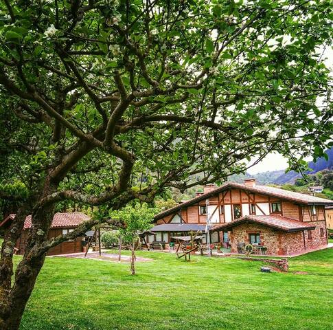 Lezamakoetxe en pleno entorno natural gallery image 5