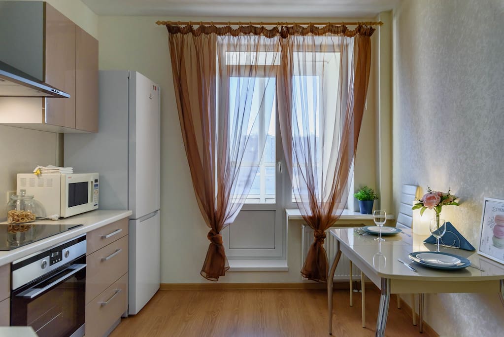 Выход на балкон с панорамным видом. The door to the balcony with panoramic view.