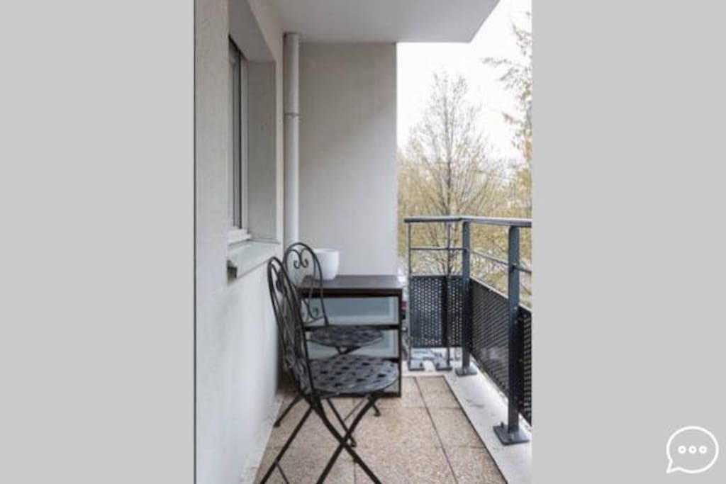 Un balcon situé au 1er étage
