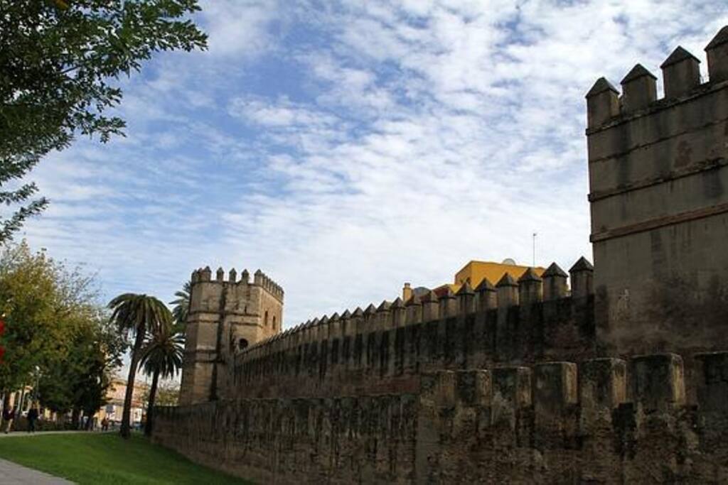 Muralla de la Macarena, cerca del apartamento.