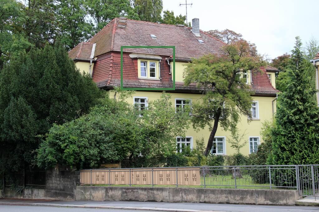 Seitenansicht mit Markierung des Wohnzimmer-Fensters