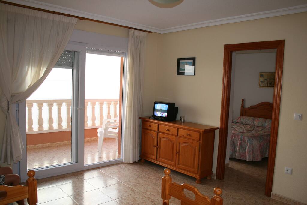 Wohnzimmer mit Zugang zum Balkon und Meerblick