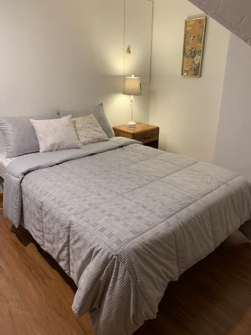 Snug Room Located in the heart of Chinatown