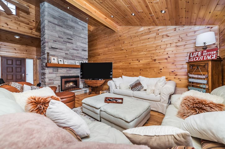 ★Avalon★ Large Luxury Cottage w/ Hot Tub