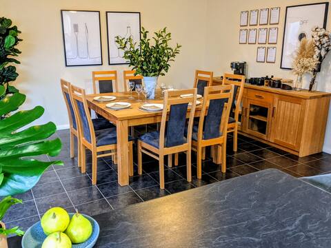 Central 3 bed 2 bath - outdoor living space & spa